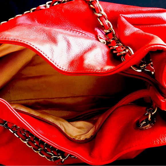 Izzy & Ali Red Vegan Leather Drawstring Purse Bag with Gold coloured Hardware - Picture 8 of 10